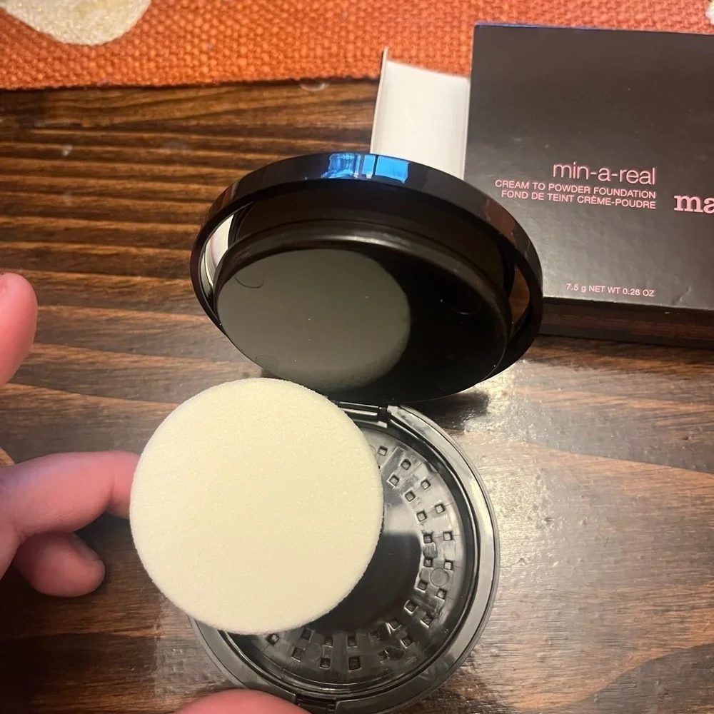 Avon mark. Min-A-Real Powder Foundation - Sleek Black Compact